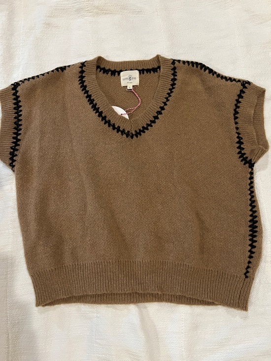 Umgee Sweaters - NWT Umgee Brown V-Neck Short Sleeve Sweater with Black Zigzag Trim